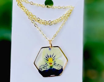 Collana con vero fiore viola e ciondolo iniziale / Regalo di compleanno unico e personalizzato per lei a febbraio