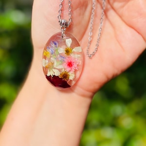 Personligt halsband med födelseblomma för mamma eller mormor: Handgjorda hartssmycken med födelseblomma för barn bild 5