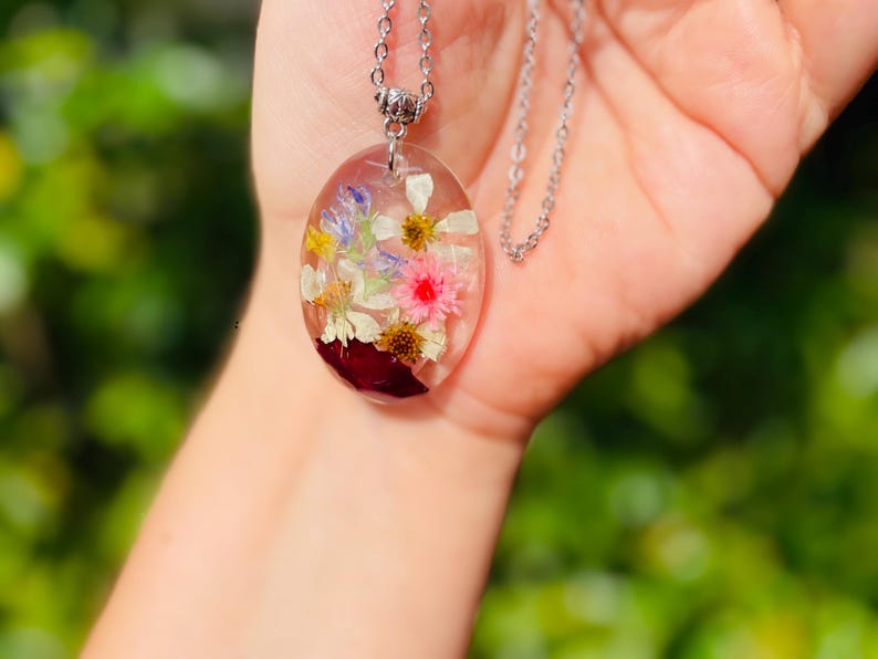Personligt halsband med födelseblomma för mamma eller mormor: Handgjorda hartssmycken med födelseblomma för barn bild 5