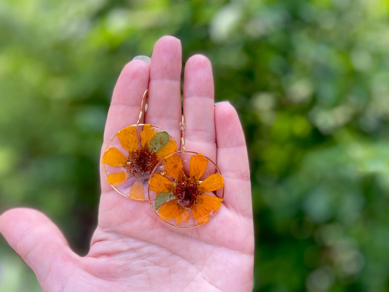 Örhängen med solrosmotiv i harts: Blomsterdekorationer i Cottagecore bild 3