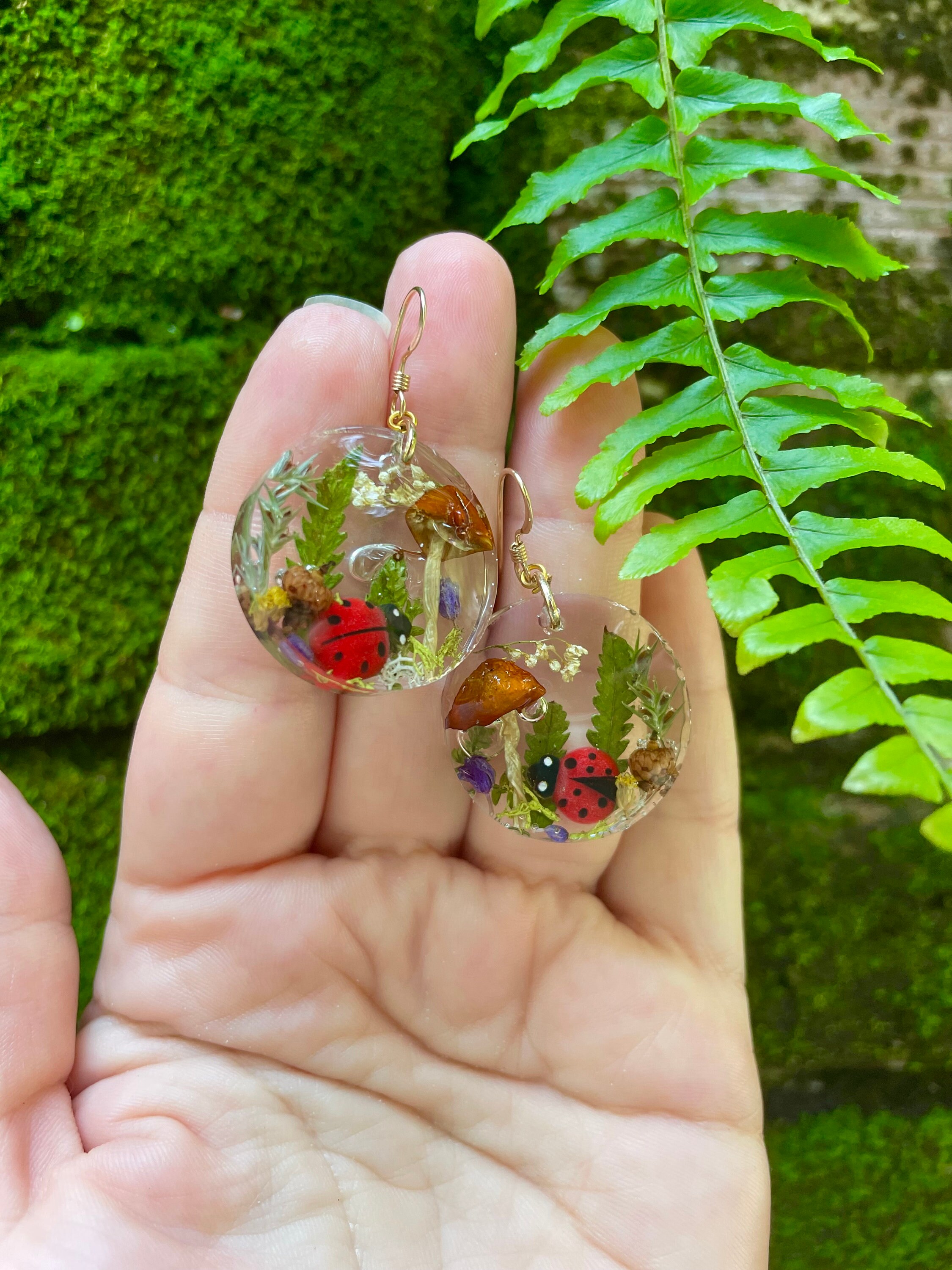 キノコのダングルイヤリング：本物のどんぐり、シダ、てんとう虫