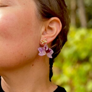 Brincos de Orquídea Verdadeira: Brincos de Argola Dourados em Resina, Joias de Noiva Brancas Exclusivas para Casamento imagem 13