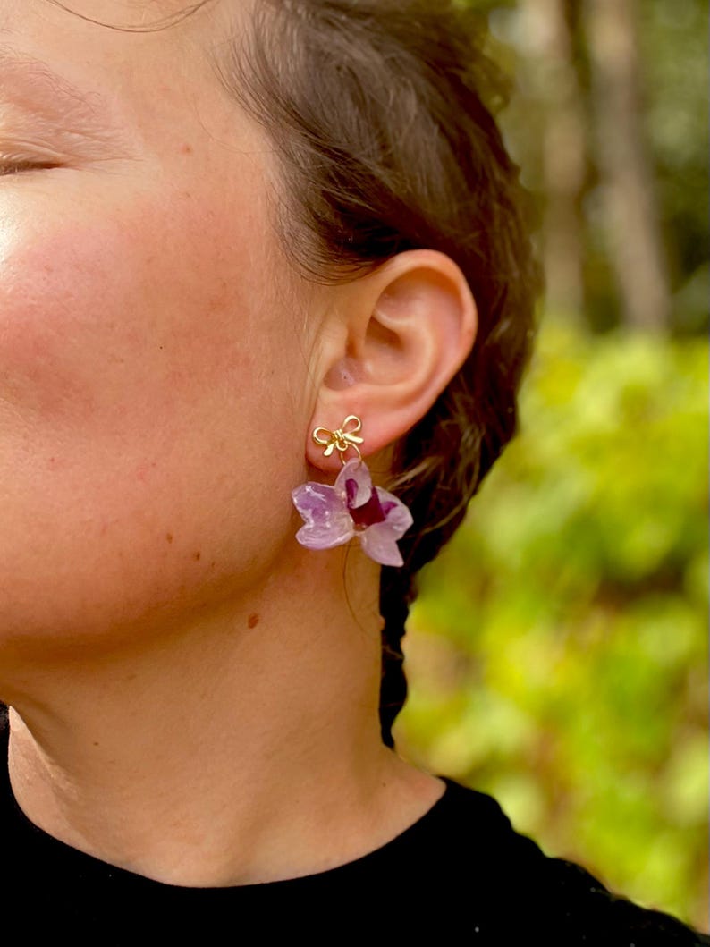 Brincos de Orquídea Verdadeira: Brincos de Argola Dourados em Resina, Joias de Noiva Brancas Exclusivas para Casamento imagem 13