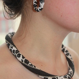 Collier léopard de perles, tour de cou boho bohème monochrome, cadeau collier pour femme, bijoux tendance imprimé animal pour femme