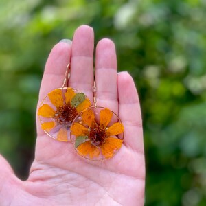 Örhängen med solrosmotiv i harts: Blomsterdekorationer i Cottagecore bild 9