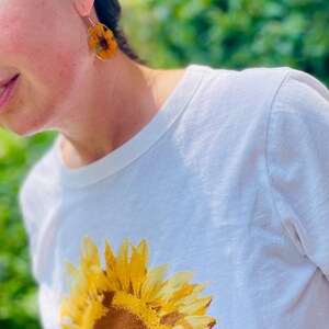 Örhängen med solrosmotiv i harts: Blomsterdekorationer i Cottagecore bild 6