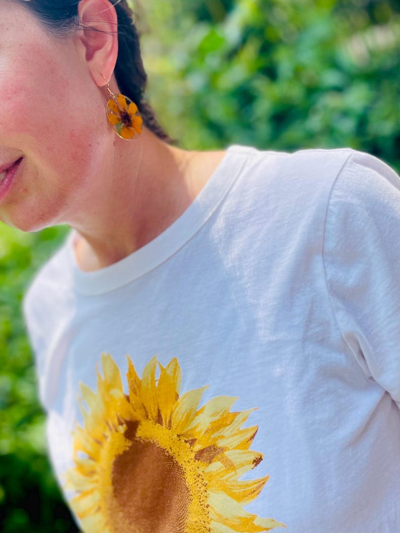 Örhängen med solrosmotiv i harts: Blomsterdekorationer i Cottagecore bild 6