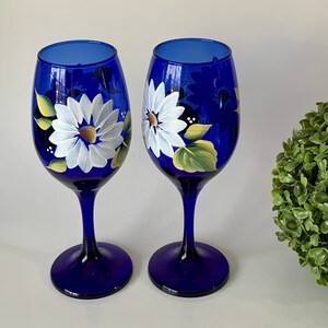 Painted wine glasses white daisies, cobalt blue white wine glass, goblet, sangria blue glass, cocktail glass, 21st birthday gift for her