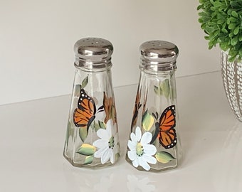 Painted glass salt and pepper shakers daisies butterflies, social worker gift, summer shakers birthday gift, godmother mom grab bag gift