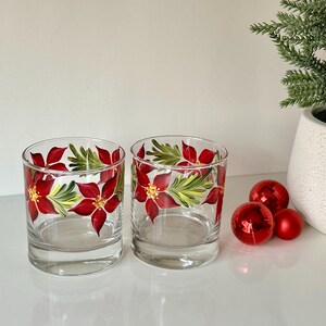 Painted whiskey glass poinsettia, holiday cocktail glass boyfriend father birthday gift, winter Christmas decor, grab bag gift for coworker bild 4