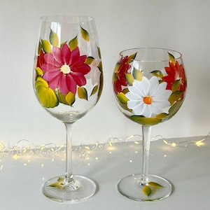 Painted wine glass spring daisies, mother of groom or bride to be gift,  pretty 30th birthday gift for women, housewarming wine lover gift