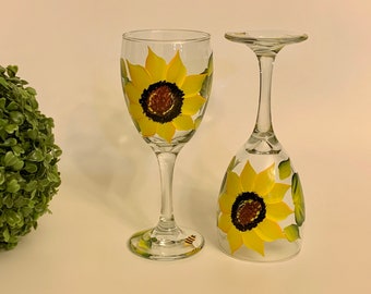 Hand painted wine glasses with sunflowers and bees, sunflower wedding gift, 21st birthday gift, fun summer glass, wine goblet, step mom gift