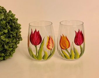 Painted stemless wine glasses with tulips, mom wine glass, 21st birthday gift for her, wedding wine gift, tulips lover gift