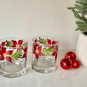 Painted whiskey glass poinsettia, holiday cocktail glass boyfriend father birthday gift, winter Christmas decor, grab bag gift for coworker bild 9