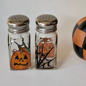 Halloween salt and pepper shakers spiders pumpkins, Halloween table decor, fall shakers spooky, Halloween birthday gift, autumn glass shaker