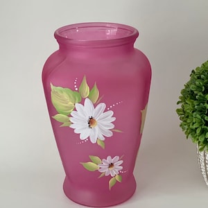 Hand painted glass vase, painted white daisies, frosted pink flower vase, mother of the groom gift, birthday gift for her, Mother’s Day gift