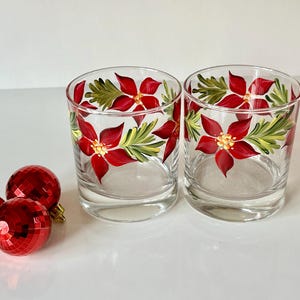 Painted whiskey glass poinsettia, holiday cocktail glass boyfriend father birthday gift, winter Christmas decor, grab bag gift for coworker bild 3
