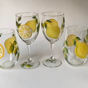 Painted wine glasses, lemons and lemon slices, sister in law gift, godmother gift, summer wedding gift, citrus drink, cocktail glasses