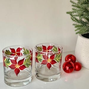 Painted whiskey glass poinsettia, holiday cocktail glass boyfriend father birthday gift, winter Christmas decor, grab bag gift for coworker bild 6