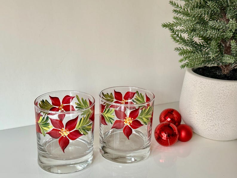 Painted whiskey glass poinsettia, holiday cocktail glass boyfriend father birthday gift, winter Christmas decor, grab bag gift for coworker bild 6
