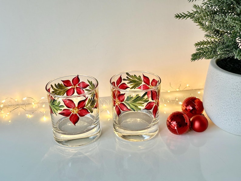 Painted whiskey glass poinsettia, holiday cocktail glass boyfriend father birthday gift, winter Christmas decor, grab bag gift for coworker bild 8