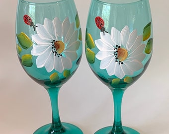 Hand painted wine glasses daisies cute ladybug, summer wine glass , white wine glass, wine goblet wedding gift, colored wine glass