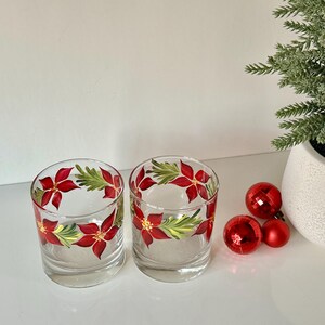 Painted whiskey glass poinsettia, holiday cocktail glass boyfriend father birthday gift, winter Christmas decor, grab bag gift for coworker bild 5