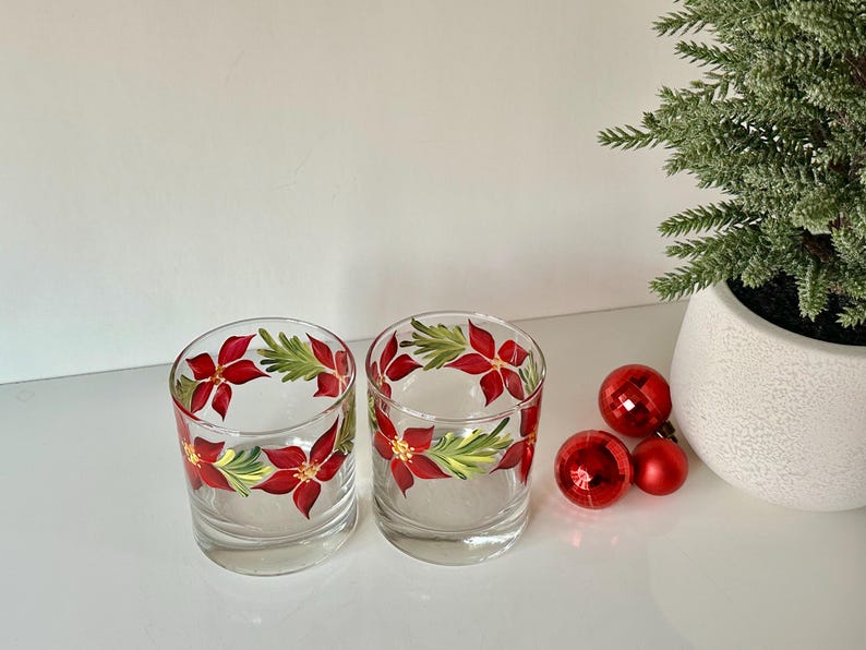 Painted whiskey glass poinsettia, holiday cocktail glass boyfriend father birthday gift, winter Christmas decor, grab bag gift for coworker bild 5