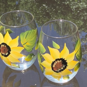 Stemless hand painted wine glasses with beautiful sunflowers. Listing is for set of 2, for white wine 20.5 oz.