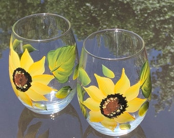 Stemless hand painted wine glasses with beautiful sunflowers. Listing is for set of 2, for white wine 20.5 oz.