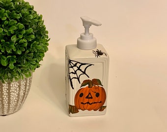 Halloween liquid soap pump, spooky dish soap dispenser, Halloween soap dish, spiders soap dispenser, spooky soap dish, Halloween decor