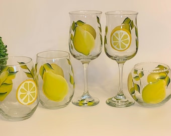 Painted wine glasses, lemons and lemon slices, sister in law gift, godmother gift, summer wedding gift, citrus drink, cocktail glasses
