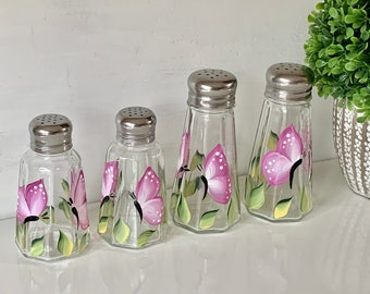 Painted salt pepper shakers pink  butterflies, glass shaker set pink  kitchen decor, butterflies shakers gift, spring butterflies mom gift