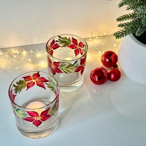 Painted whiskey glass poinsettia, holiday cocktail glass boyfriend father birthday gift, winter Christmas decor, grab bag gift for coworker bild 7