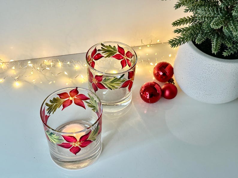 Painted whiskey glass poinsettia, holiday cocktail glass boyfriend father birthday gift, winter Christmas decor, grab bag gift for coworker bild 7