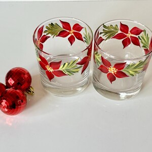 Painted whiskey glass poinsettia, holiday cocktail glass boyfriend father birthday gift, winter Christmas decor, grab bag gift for coworker bild 2