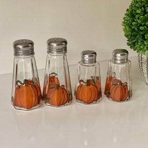 Painted pumpkin salt and pepper shakers fall gift, thanksgiving dinner table decor, autumn shaker set,  pumpkin lover gift,