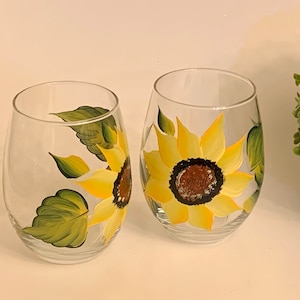 Stemless wine glasses painted with beautiful sunflowers. Listing is for set of 2, for white wine 15 oz