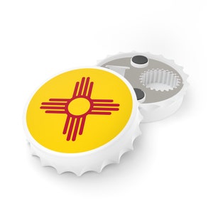 Pode incluir: Abridor de garrafas branco com um design de bandeira do estado do Novo México vermelho e amarelo. O abridor de garrafas é feito de metal e tem um verso magnético.