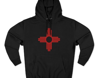 Könnte beinhalten: Schwarzer Kapuzenpullover mit einem roten Zia-Symbol auf der Vorderseite.