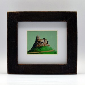 Lindisfarne Castle. Un brillante dipinto acrilico originale incorniciato di Ray Stephenson, The Arty Northumbrian. Moderno e retrò.
