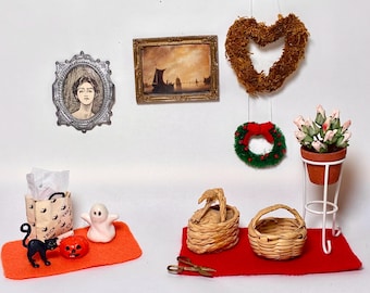 Conjunto de decoración vintage en miniatura para casa de muñecas, detalles navideños, cuadros enmarcados, cestas de mimbre.
