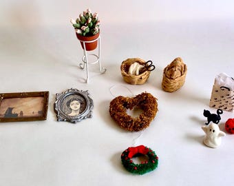 Conjunto de decoración vintage en miniatura para casa de muñecas, detalles navideños, cuadros enmarcados, cestas de mimbre.