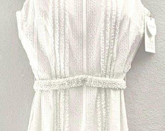 Vestido Belle Badgley Mischka color marfil con encaje y cuentas, estilo bohemio, sin mangas, ideal para eventos de verano.