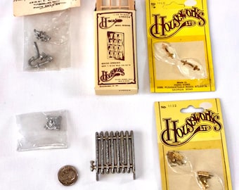 Juego de herrajes vintage para casa de muñecas: ventana en miniatura, radiador y bisagras.