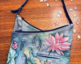 Bolso de hombro de piel pintado a mano Anuschka, diseño de loto con peces koi.
