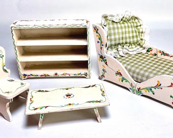 Dormitorio vintage de casa de muñecas en miniatura con muebles florales pintados