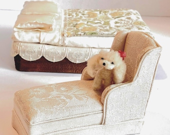 Juego de dormitorio en miniatura para casa de muñecas, cama vintage y chaise longue.