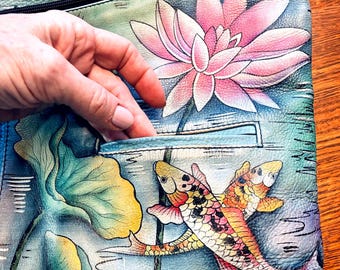 Bolso de hombro de cuero pintado a mano, bolso con diseño de loto y pez koi, bolso de cuero pintado a mano Anuschka