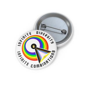 Könnte beinhalten: Ein weißer Knopf mit einem Regenbogenkreis und einem schwarzen Dreieck darin. Der Text "Infinite Diversity Infinite Combinations" umgibt den Kreis. Der Text "Diversity" befindet sich oben am Kreis und der Text "Combinations" unten am Kreis.